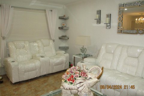 House in Pembroke Pines, Florida 2 bedrooms, 117.24 sq.m. № 2086975 - photo 4