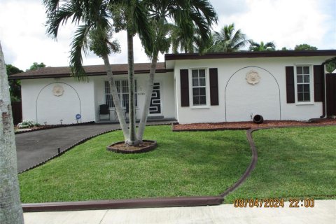 House in Pembroke Pines, Florida 2 bedrooms, 117.24 sq.m. № 2086975 - photo 2