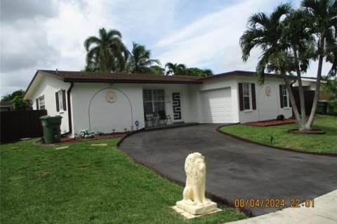 House in Pembroke Pines, Florida 2 bedrooms, 117.24 sq.m. № 2086975