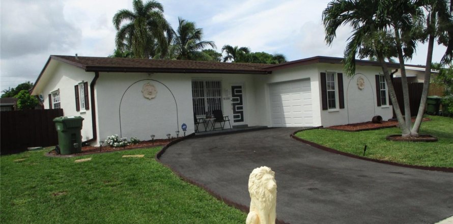 House in Pembroke Pines, Florida 2 bedrooms, 117.24 sq.m. № 2086975