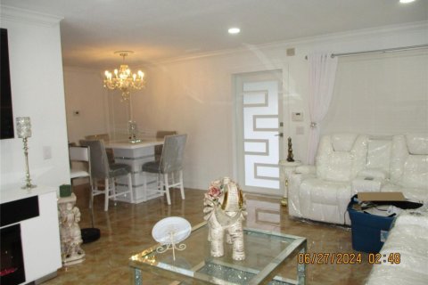 House in Pembroke Pines, Florida 2 bedrooms, 117.24 sq.m. № 2086975 - photo 6