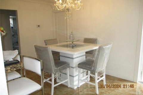 House in Pembroke Pines, Florida 2 bedrooms, 117.24 sq.m. № 2086975 - photo 5