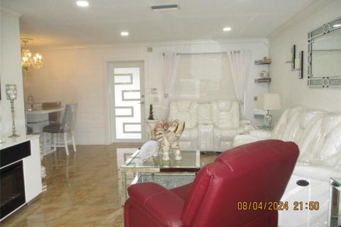 House in Pembroke Pines, Florida 2 bedrooms, 117.24 sq.m. № 2086975 - photo 3