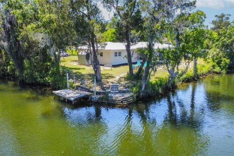 House in Crystal River, Florida 3 bedrooms, 113.71 sq.m. № 2214169