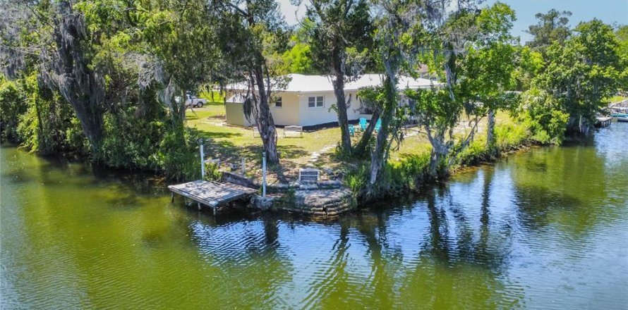 House in Crystal River, Florida 3 bedrooms, 113.71 sq.m. № 2214169