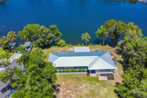 House in Crystal River, Florida 3 bedrooms, 113.71 sq.m. № 2214169 - photo 2