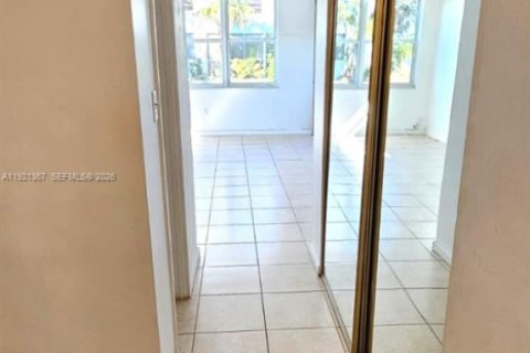 Condominio en alquiler en Miami, Florida, 2 dormitorios, 155.52 m2 № 1975444 - foto 25