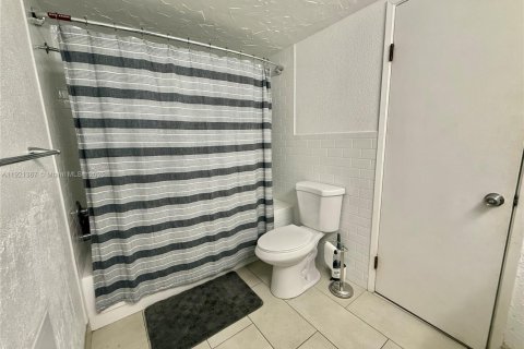 Condominio en alquiler en Miami, Florida, 2 dormitorios, 155.52 m2 № 1975444 - foto 18