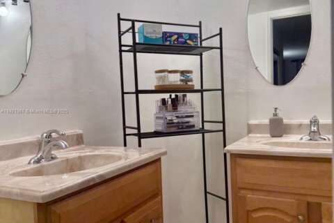 Condominio en alquiler en Miami, Florida, 2 dormitorios, 155.52 m2 № 1975444 - foto 2