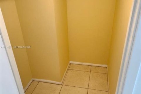 Condominio en alquiler en Miami, Florida, 2 dormitorios, 155.52 m2 № 1975444 - foto 23