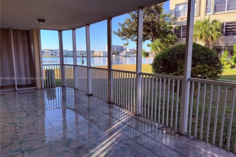 Condominio en alquiler en Miami, Florida, 2 dormitorios, 155.52 m2 № 1975444 - foto 17