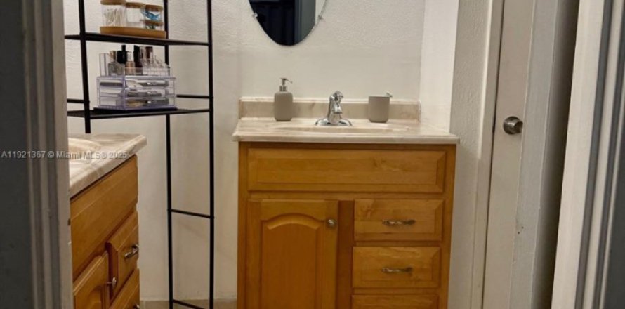 Condominio en Miami, Florida, 2 dormitorios  № 1975444