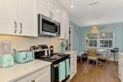 House in Sarasota, Florida 3 bedrooms, 140.38 sq.m. № 2212434 - photo 20