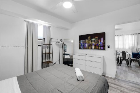 Снять в аренду виллу или дом в Майами, Флорида 2 спальни, 78.97м2, № 1947910 - фото 8