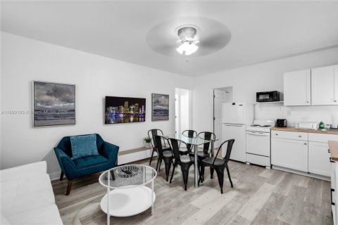 Снять в аренду виллу или дом в Майами, Флорида 2 спальни, 78.97м2, № 1947910 - фото 3