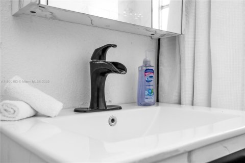 Снять в аренду виллу или дом в Майами, Флорида 2 спальни, 78.97м2, № 1947910 - фото 15