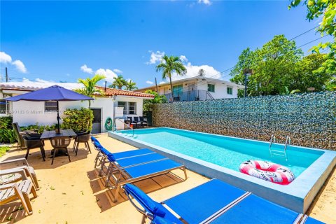 Снять в аренду виллу или дом в Майами, Флорида 2 спальни, 78.97м2, № 1947910 - фото 24