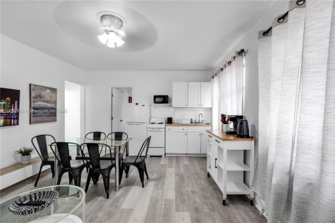 Снять в аренду виллу или дом в Майами, Флорида 2 спальни, 78.97м2, № 1947910 - фото 2