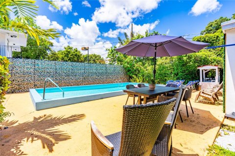 Снять в аренду виллу или дом в Майами, Флорида 2 спальни, 78.97м2, № 1947910 - фото 22