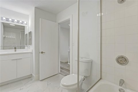 Condo in North Miami Beach, Florida, 3 bedrooms № 2030992 - photo 7