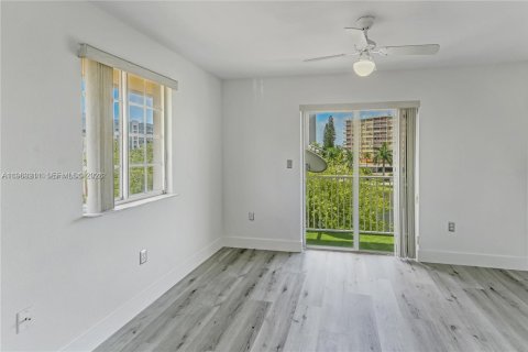 Condo in North Miami Beach, Florida, 3 bedrooms № 2030992 - photo 9