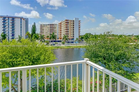 Condo in North Miami Beach, Florida, 3 bedrooms № 2030992 - photo 10
