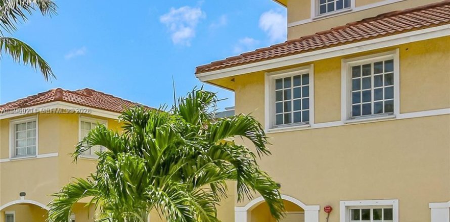 Condo in North Miami Beach, Florida, 3 bedrooms № 2030992