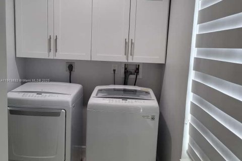 Commercial property in Miami, Florida 1 bedroom, 104.98 sq.m. № 1968507 - photo 4