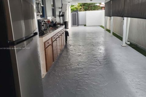 Commercial property in Miami, Florida 1 bedroom, 104.98 sq.m. № 1968507 - photo 1