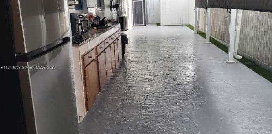 Commercial property in Miami, Florida 1 bedroom, 104.98 sq.m. № 1968507