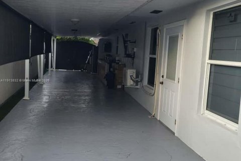 Commercial property in Miami, Florida 1 bedroom, 104.98 sq.m. № 1968507 - photo 7