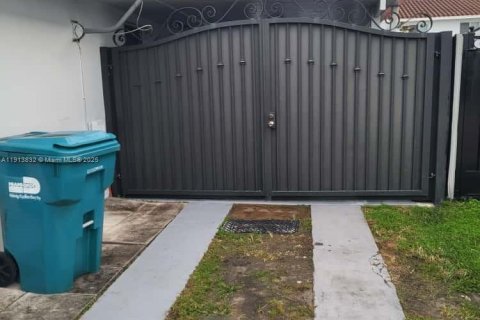 Commercial property in Miami, Florida 1 bedroom, 104.98 sq.m. № 1968507 - photo 2