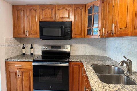 Condo in North Bay Village, Florida, 3 bedrooms  № 1999425 - photo 7