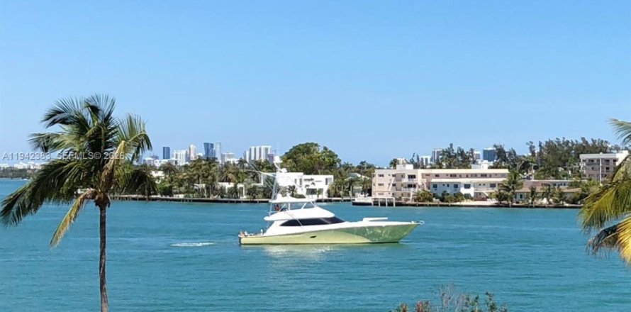 Condo in North Bay Village, Florida, 3 bedrooms  № 1999425