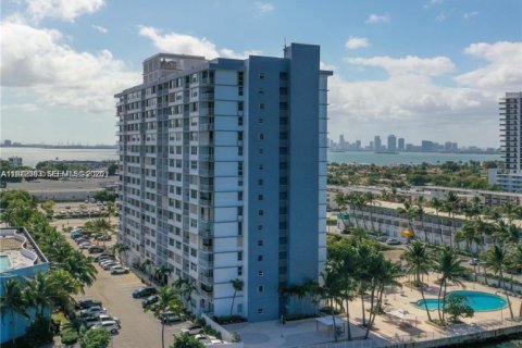 Condo in North Bay Village, Florida, 3 bedrooms  № 1999425 - photo 2