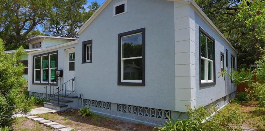House in Saint Petersburg, Florida 3 bedrooms, 107.4 sq.m. № 2284692