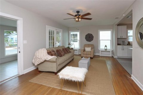 House in Saint Petersburg, Florida 3 bedrooms, 107.4 sq.m. № 2284692 - photo 5