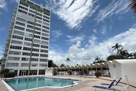 Condo in North Miami, Florida, 2 bedrooms № 1858943 - photo 12