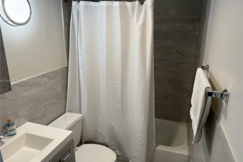 Condo in North Miami, Florida, 2 bedrooms № 1858943 - photo 9