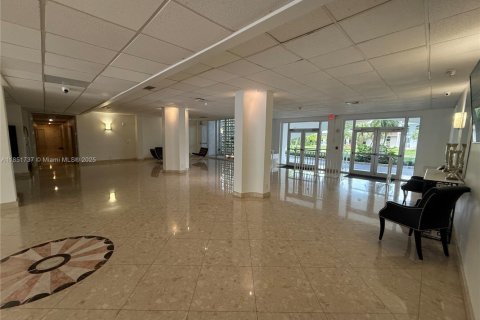 Condo in North Miami, Florida, 2 bedrooms № 1858943 - photo 13