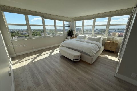 Condo in North Miami, Florida, 2 bedrooms № 1858943 - photo 6
