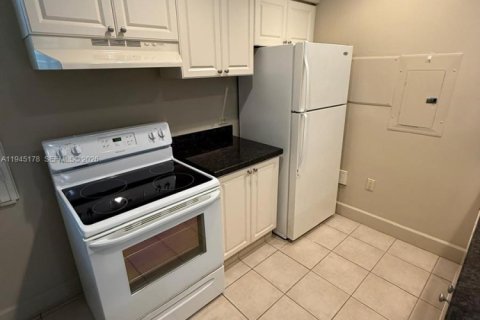 Condo in Coral Springs, Florida, 1 bedroom  № 2001522 - photo 11