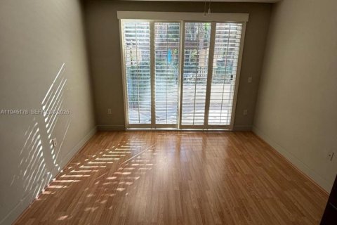 Condo in Coral Springs, Florida, 1 bedroom  № 2001522 - photo 17