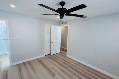 House in Hallandale Beach, Florida 3 bedrooms, 120.77 sq.m. № 1998036 - photo 6
