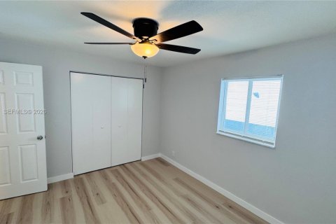 House in Hallandale Beach, Florida 3 bedrooms, 120.77 sq.m. № 1998036 - photo 8