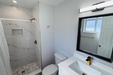 House in Hallandale Beach, Florida 3 bedrooms, 120.77 sq.m. № 1998036 - photo 7