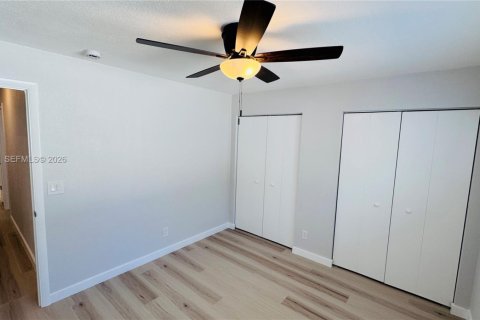 House in Hallandale Beach, Florida 3 bedrooms, 120.77 sq.m. № 1998036 - photo 9