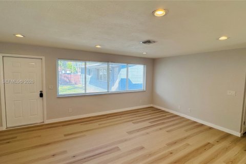 House in Hallandale Beach, Florida 3 bedrooms, 120.77 sq.m. № 1998036 - photo 2