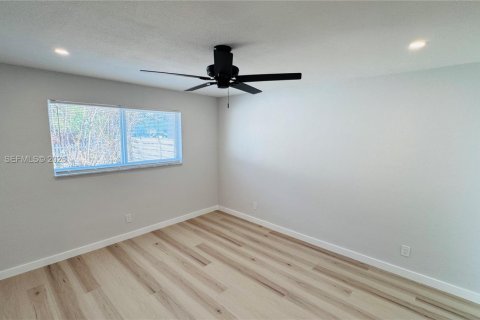 House in Hallandale Beach, Florida 3 bedrooms, 120.77 sq.m. № 1998036 - photo 5