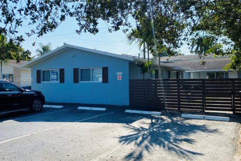 House in Hallandale Beach, Florida 3 bedrooms, 120.77 sq.m. № 1998036